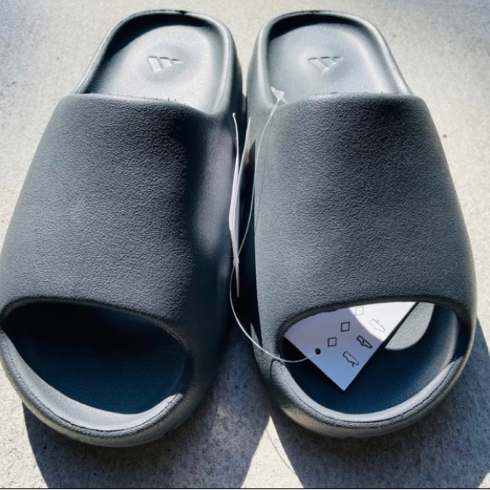 Yeezy Onyx Slides - Size 7 mens